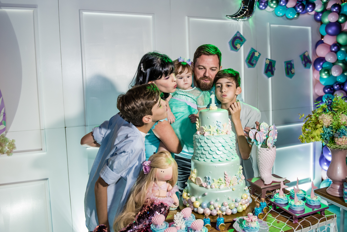 soprando a vela do bolo