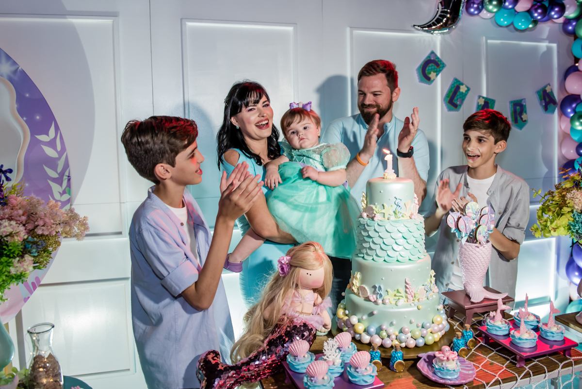 a família canta parabéns felizes