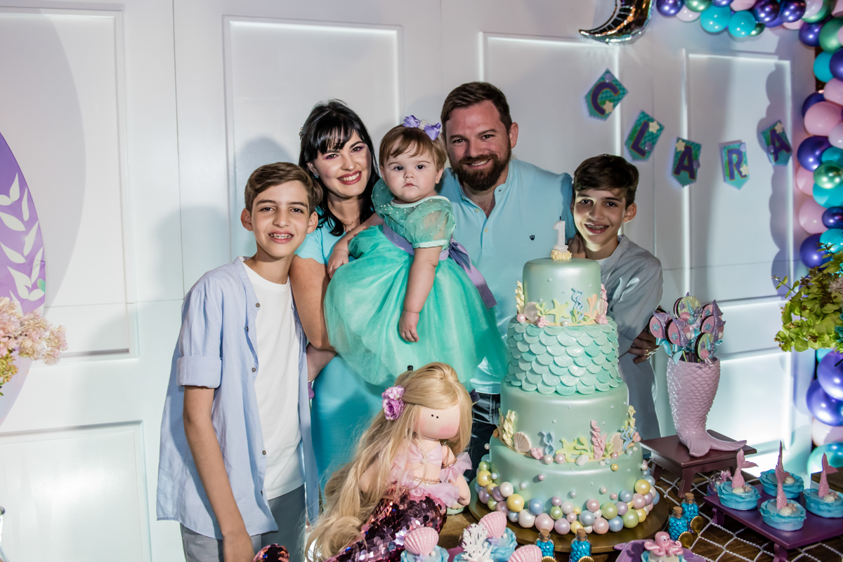 foto da família na mesa do bolo