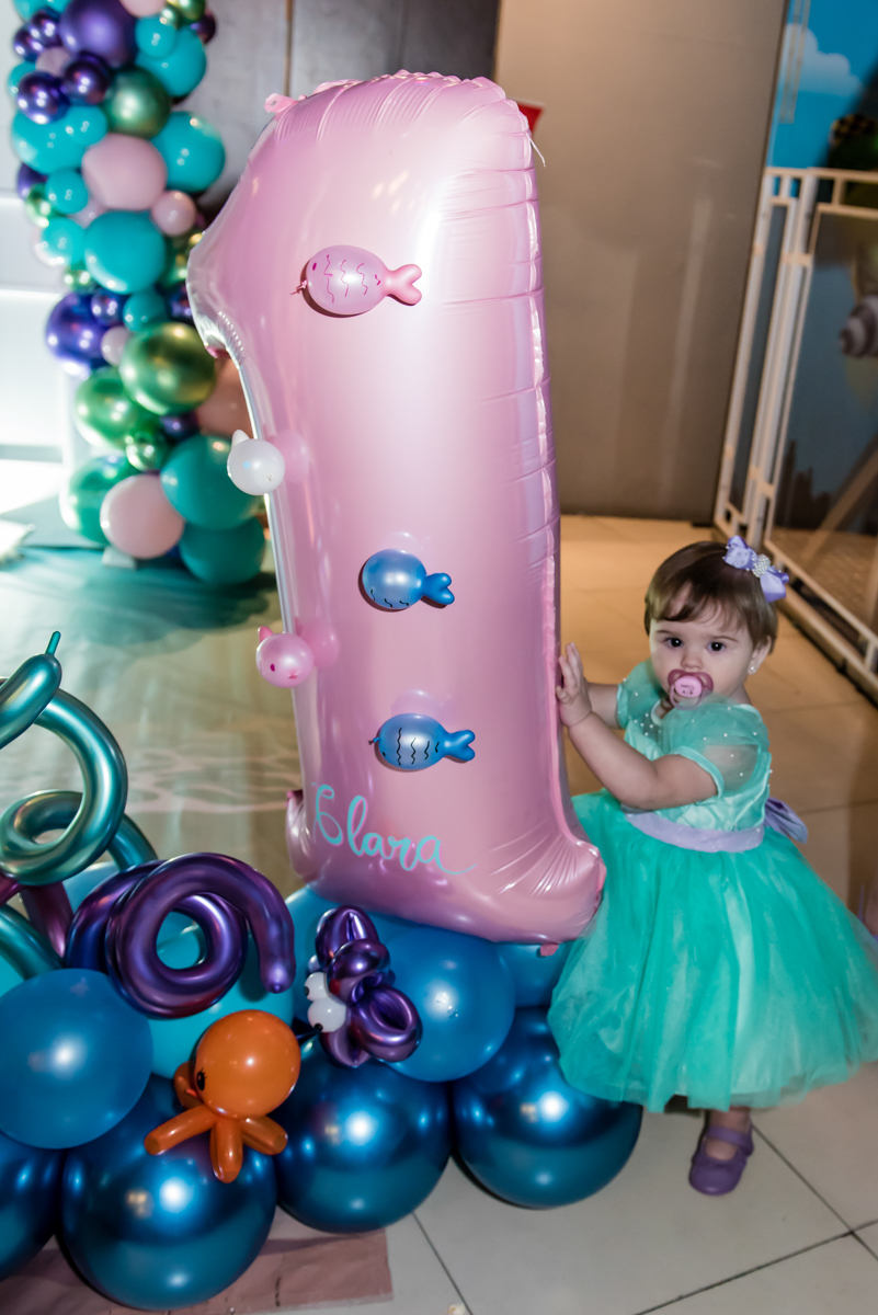 a aniversariante curte os detalhes da mesa temática