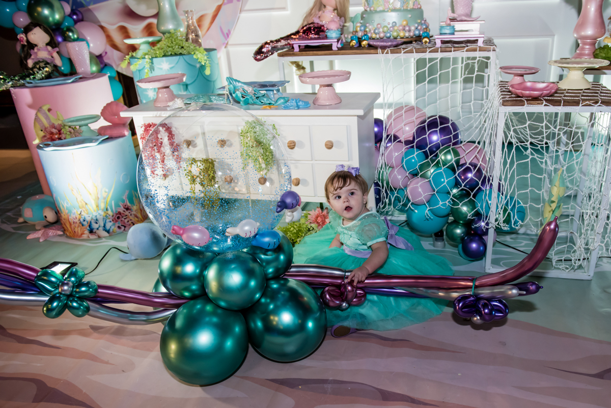 brincando com os balões coloridos da mesa temática