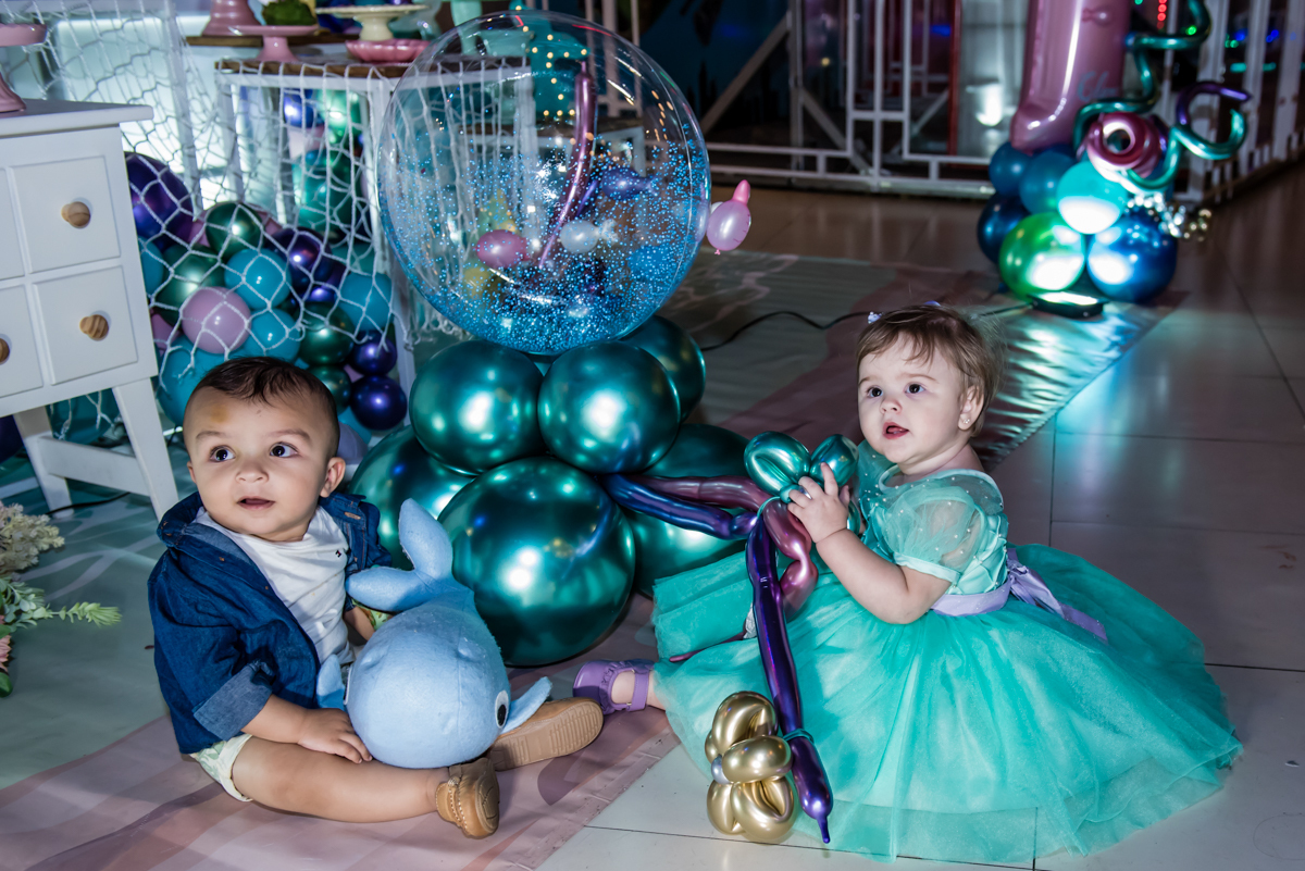 clara se diverte com o amigo