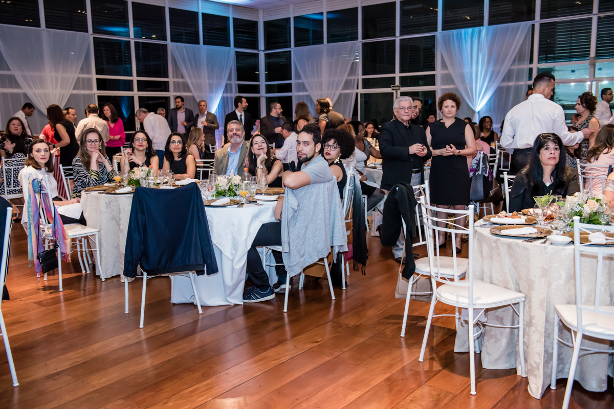 todos se acomodam para a festa