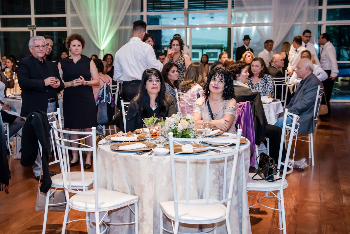 felizes com os colegas de trabalho