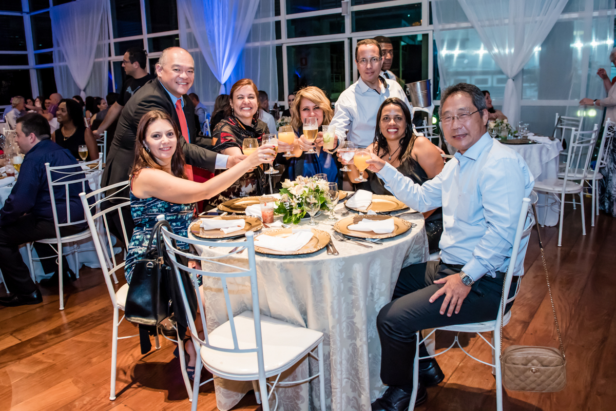 brindealho com os colegas de trab