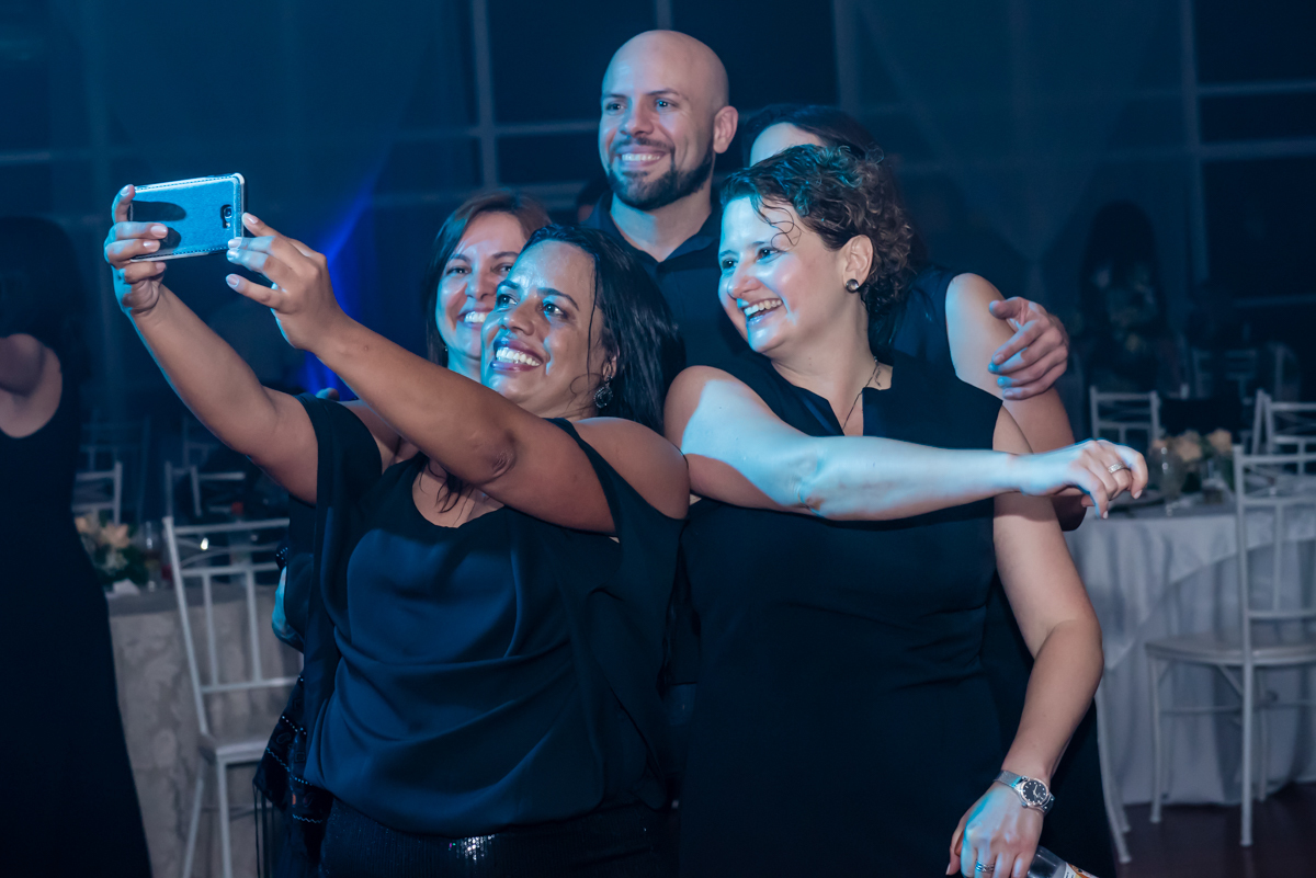 fazendo selfie com os amiaos