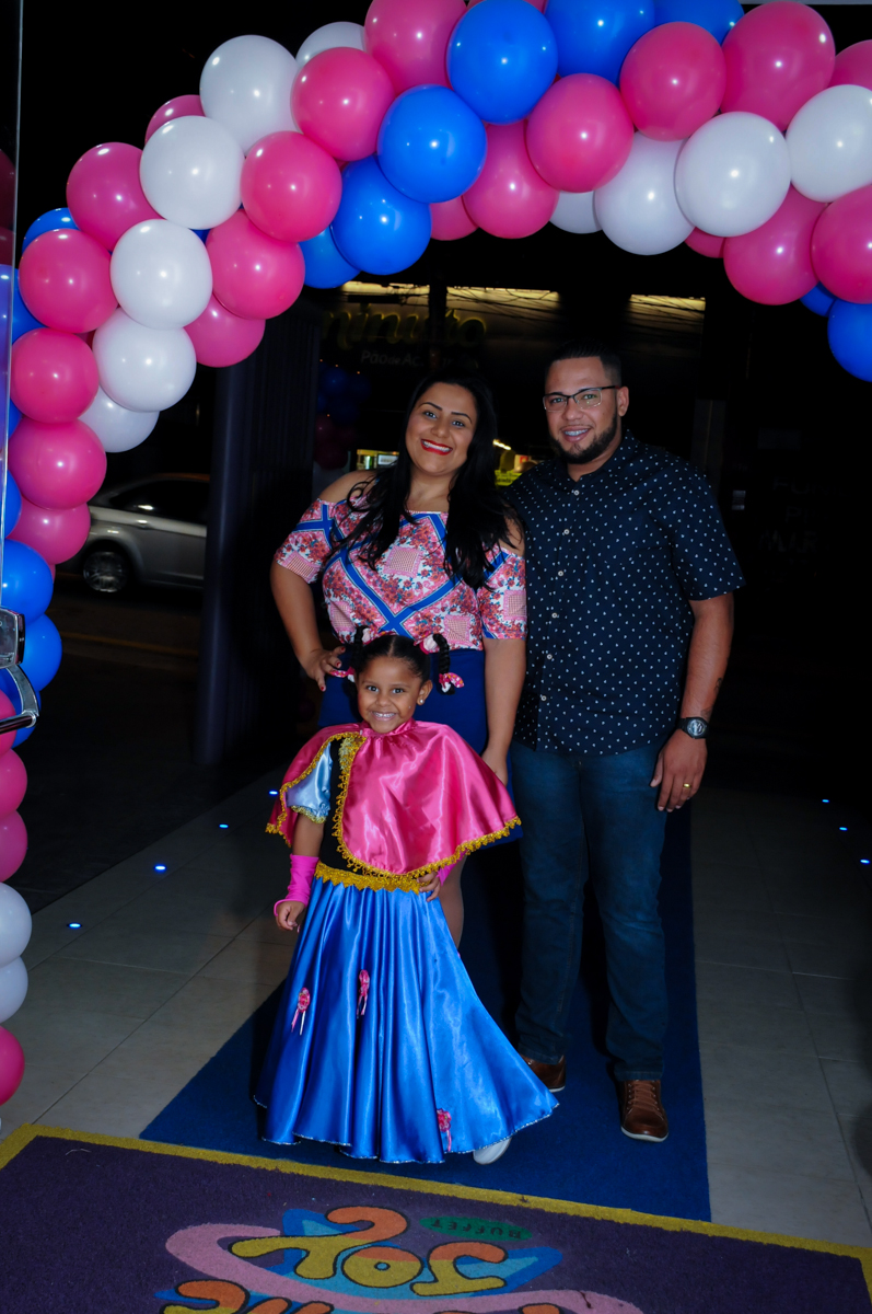 fotos da família em baixo do arco de bexigas no Buffet Magic Joy Unidade Saude