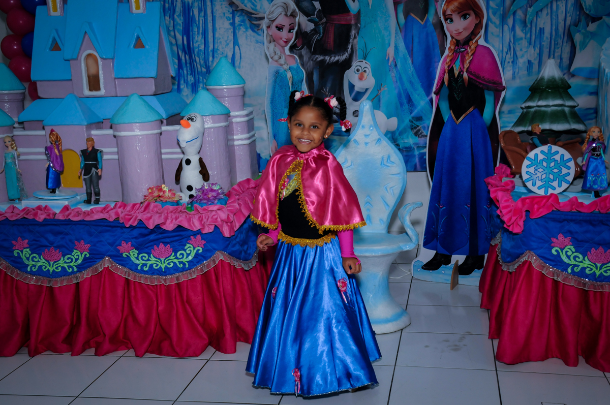 pose para foto da aniversariante em frente a mesa tema frozen no Buffet Magic Joy Unidade Saude