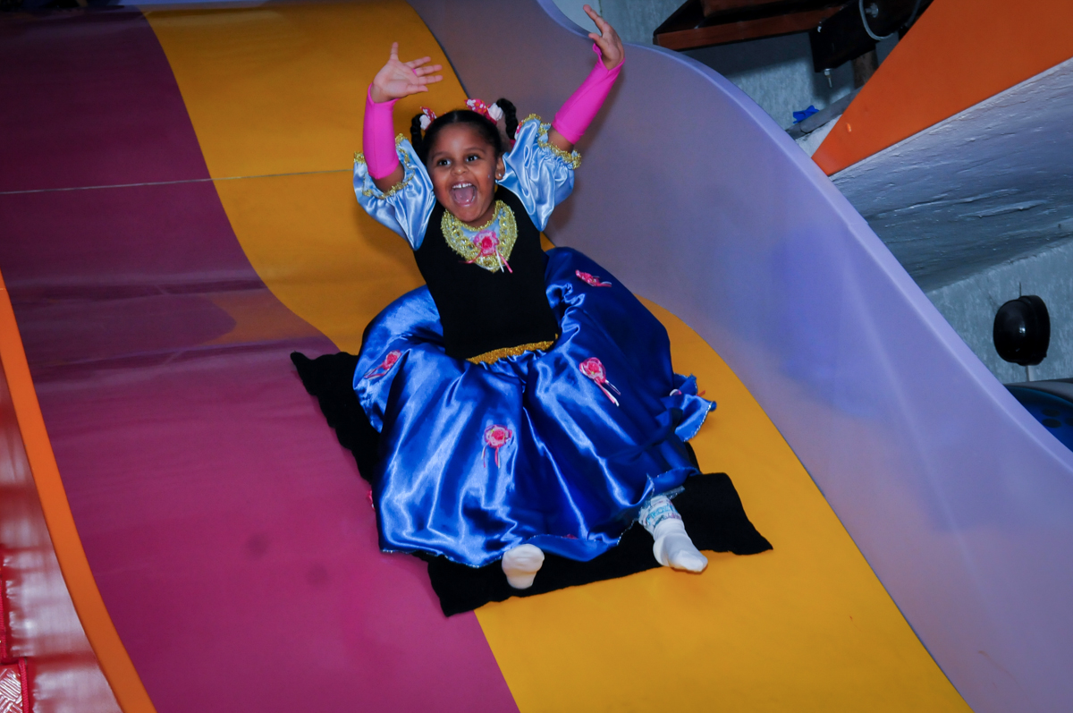 aniversariante se diverte no escorregador no Buffet Magic Joy Unidade Saude