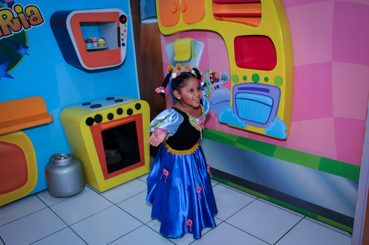 aniversariante na casa de bonecas no Buffet Magic Joy Unidade Saude