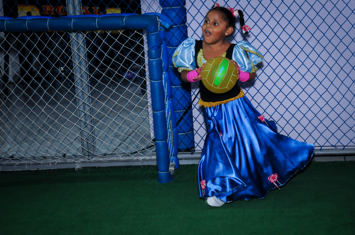 aniversariante no campo de futebol no Buffet Magic Joy Unidade Saude
