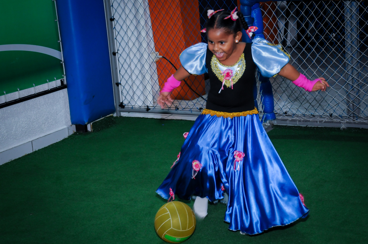 aniversariante jogando bola no Buffet Magic Joy Unidade Saude