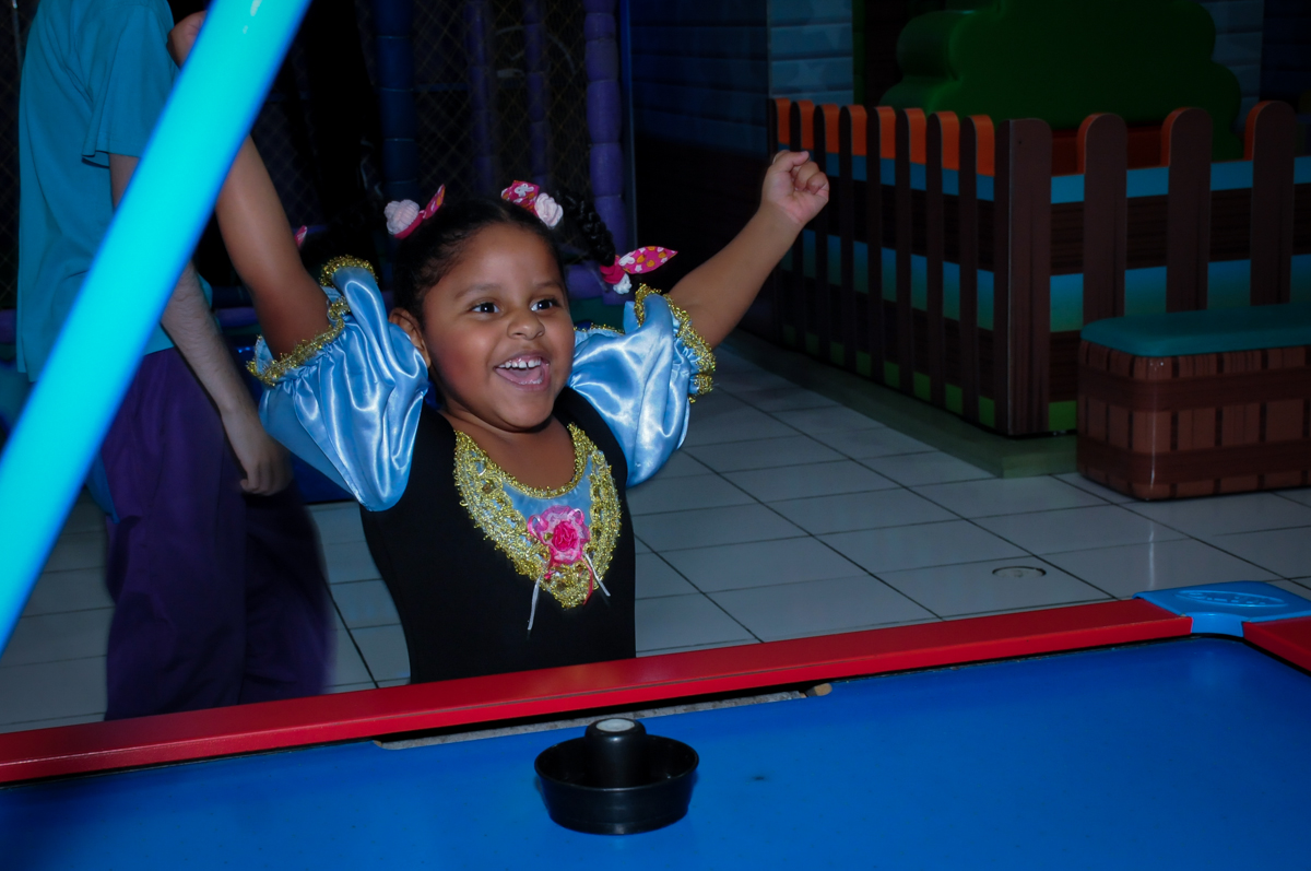 aniversariante comemorando gol no Buffet Magic Joy Unidade Saude