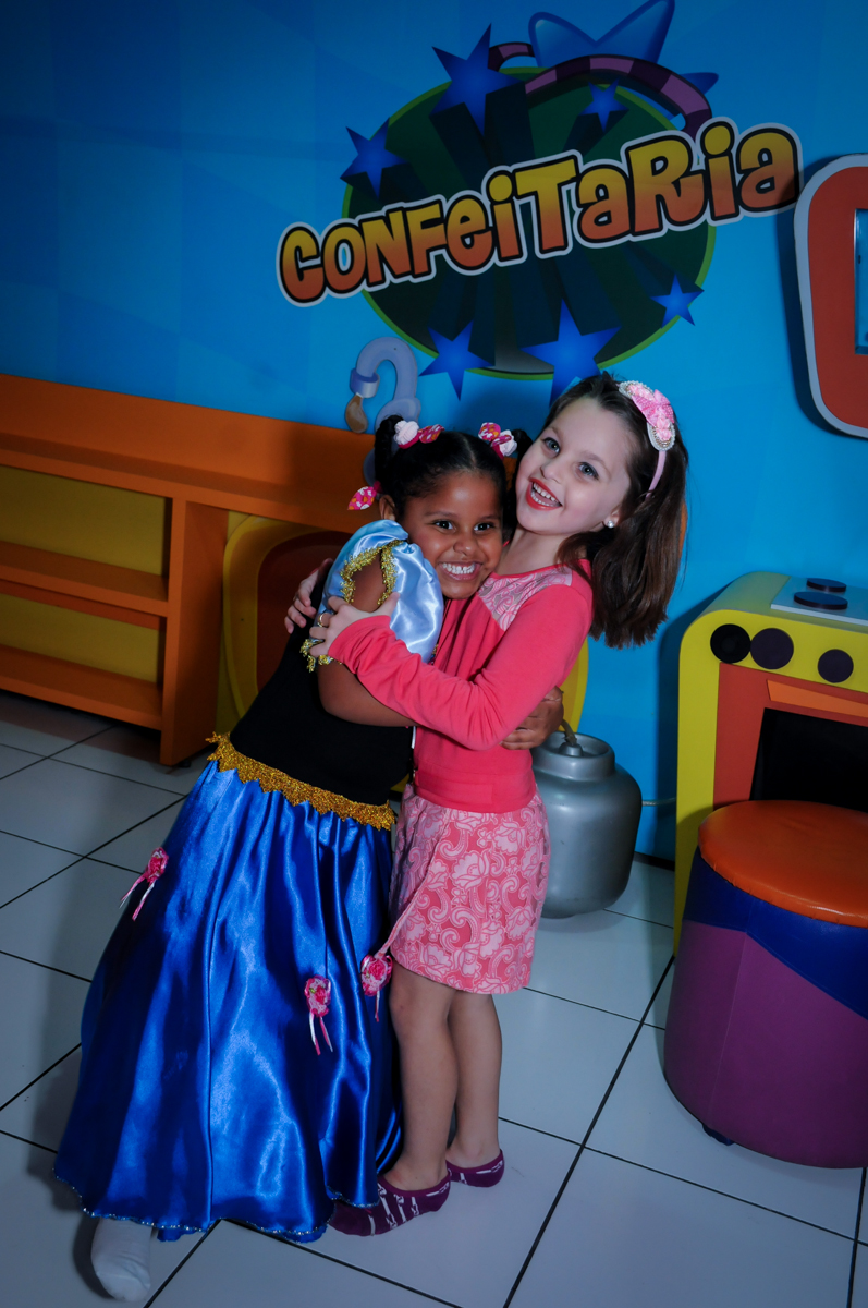 abraço apertado da amiga no Buffet Magic Joy Unidade Saude