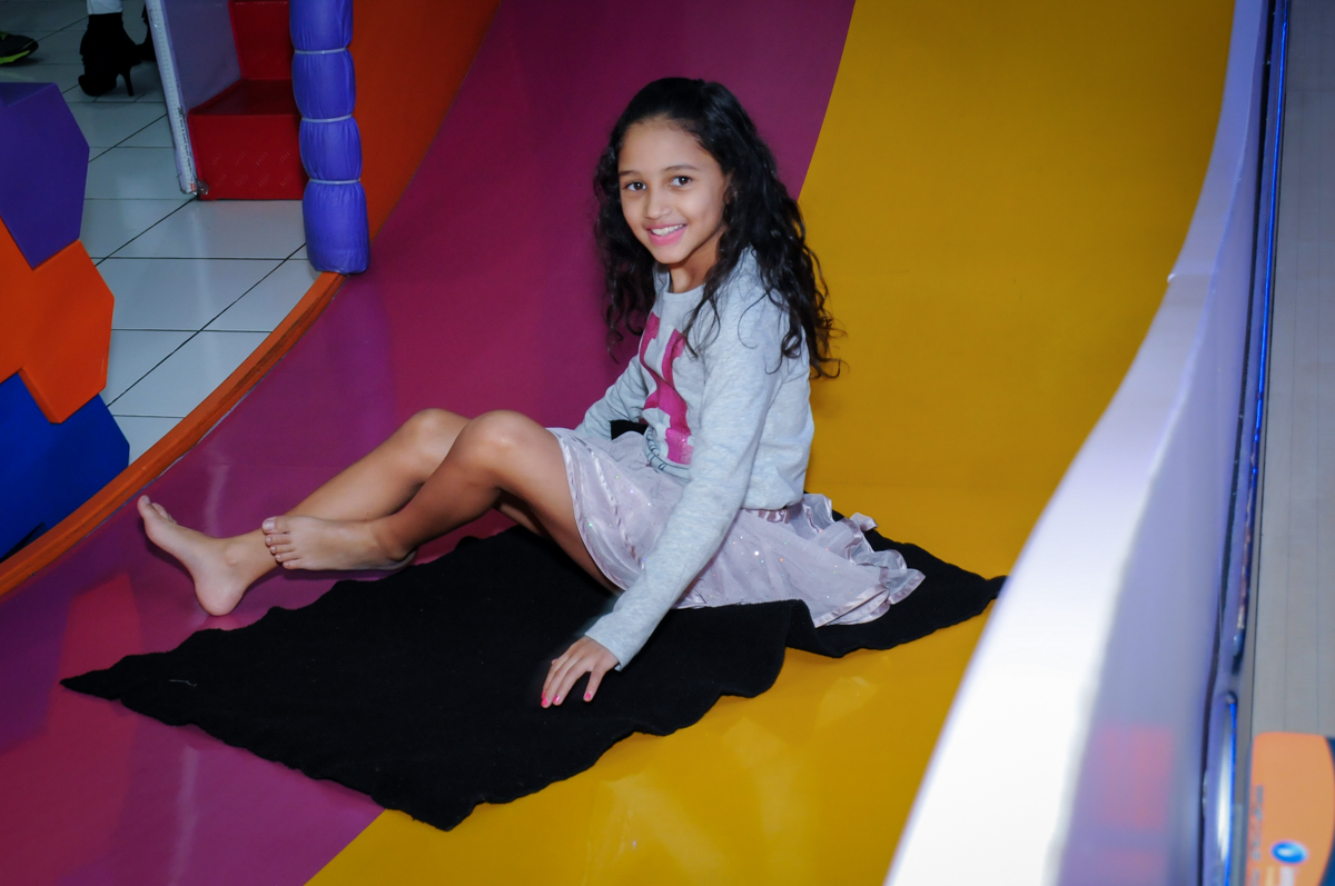 amiguinha no escorregador no Buffet Magic Joy Unidade Saude