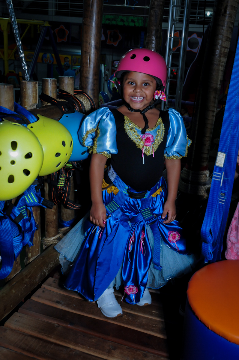 aniversariante no arvorismo no Buffet Magic Joy Unidade Saude