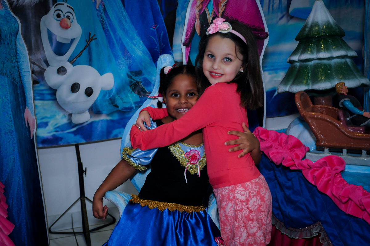 mais abraços no Buffet Magic Joy Unidade Saude