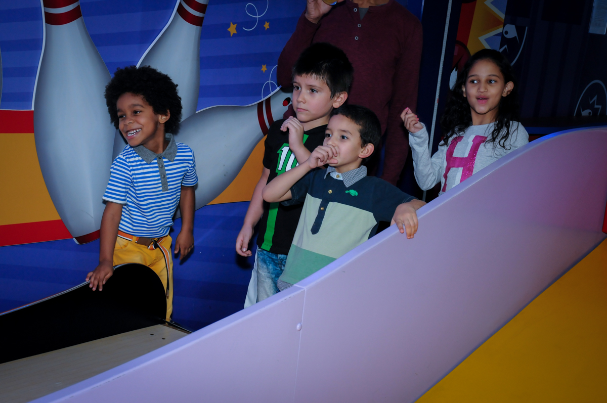 jogo de boliche no Buffet Magic Joy Unidade Saude