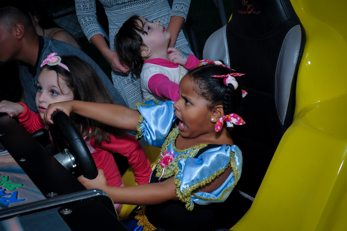 diriginhdo no carrinho no Buffet Magic Joy Unidade Saude