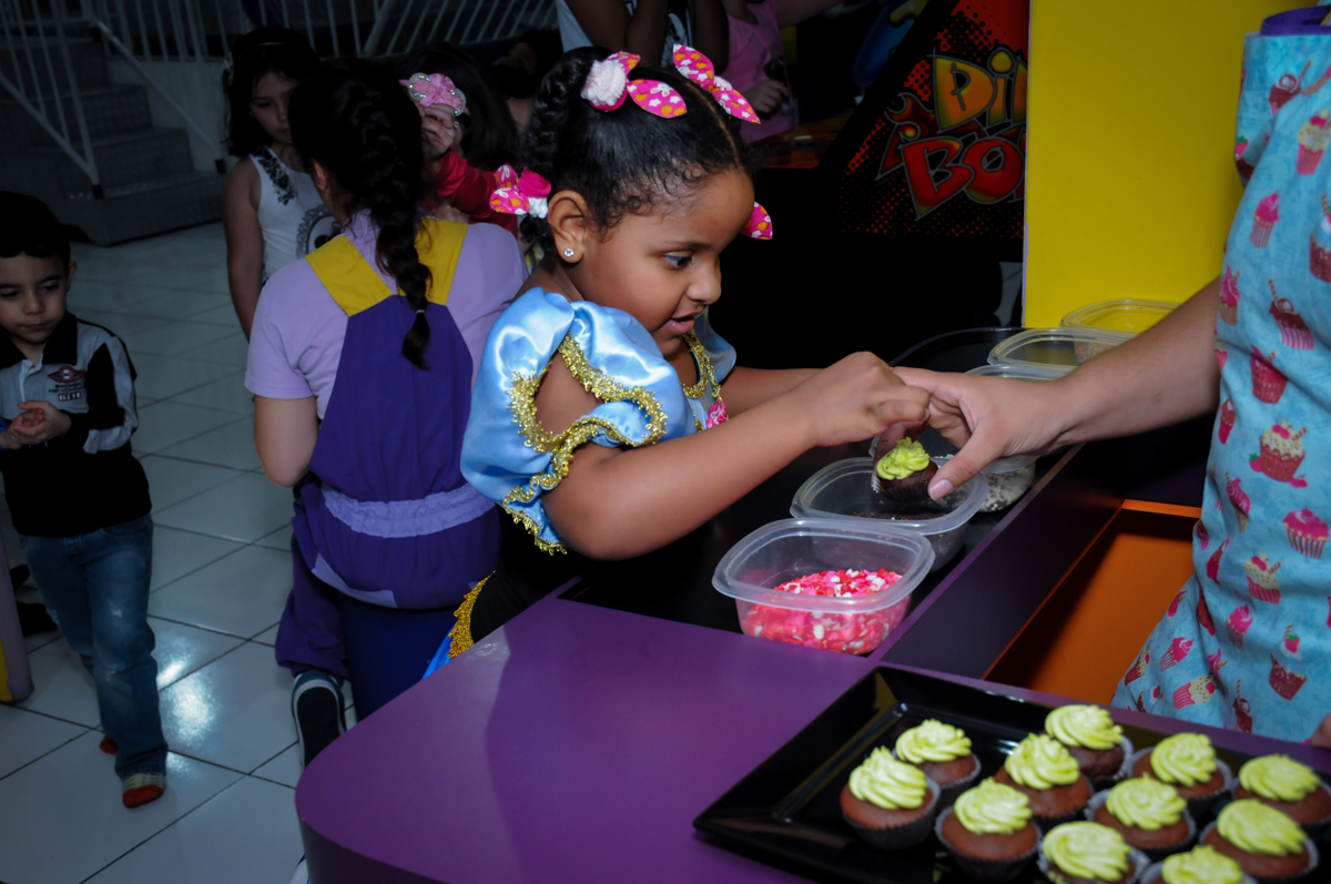 hora de fazer cup cake no Buffet Magic Joy Unidade Saude