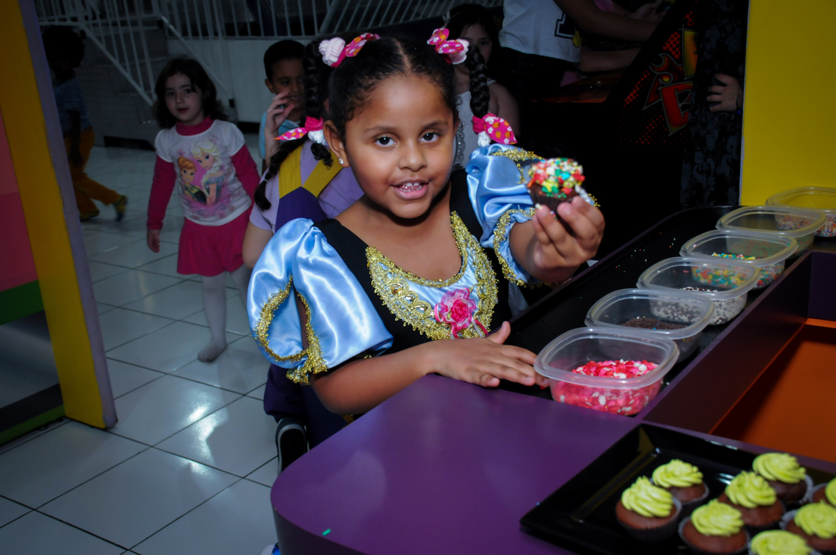 fazendo cup cake no Buffet Magic Joy Unidade Saude