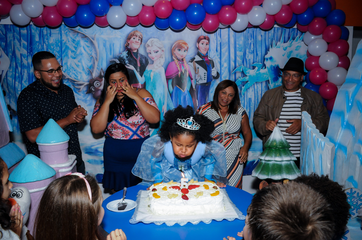soprando a velinha do bolo no Buffet Magic Joy Unidade Saude