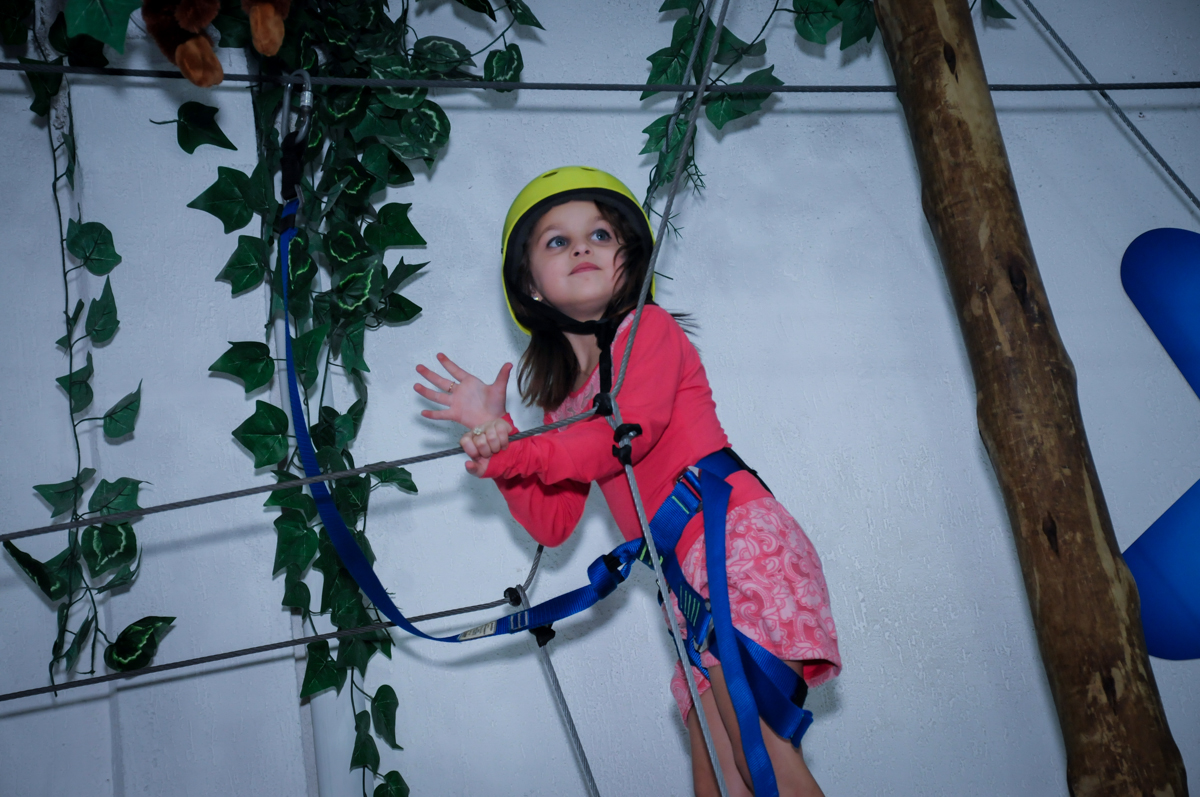 brincando no arvorismo no Buffet Magic Joy Unidade Saude