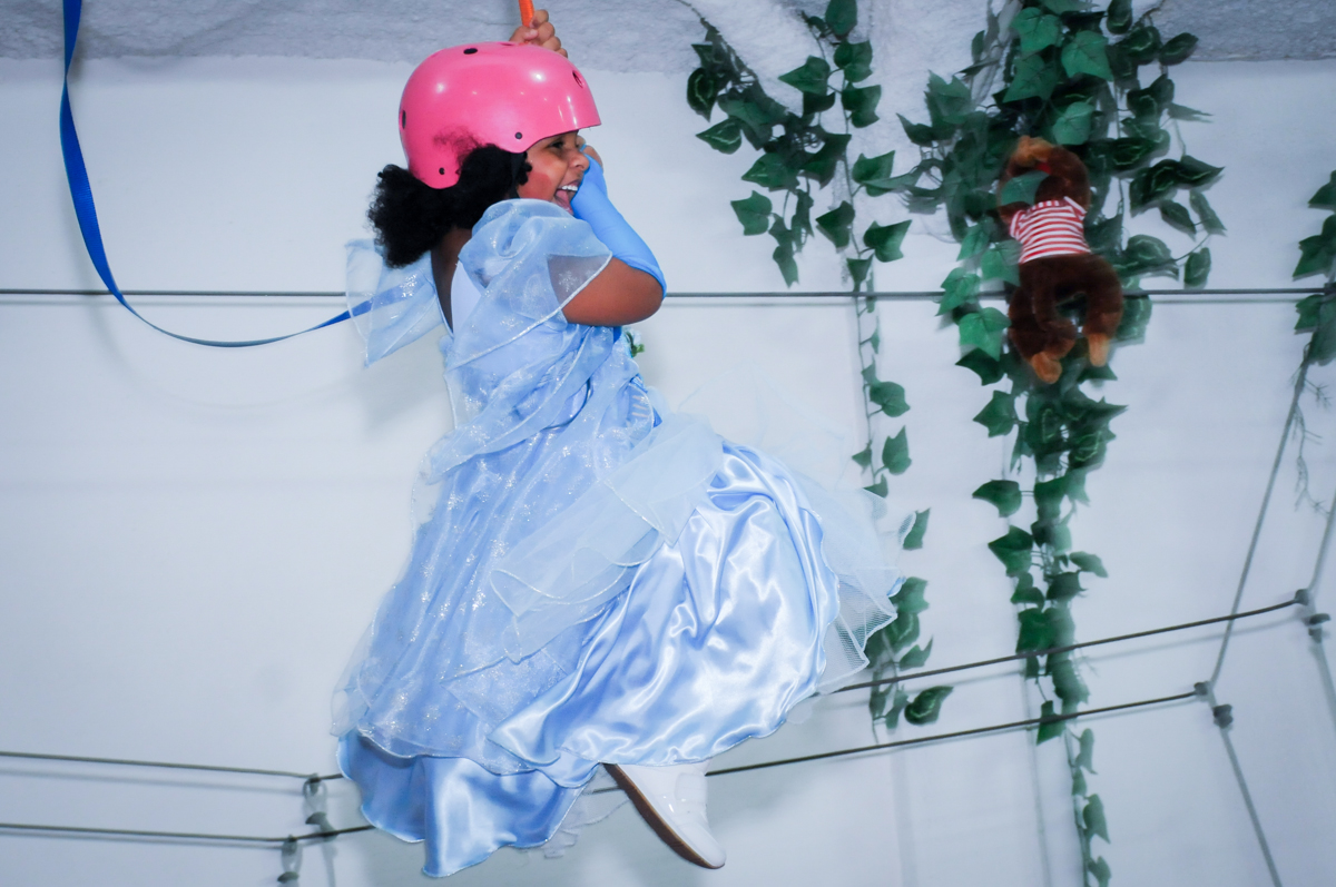 aniversariante na tirolesa no Buffet Magic Joy Unidade Saude