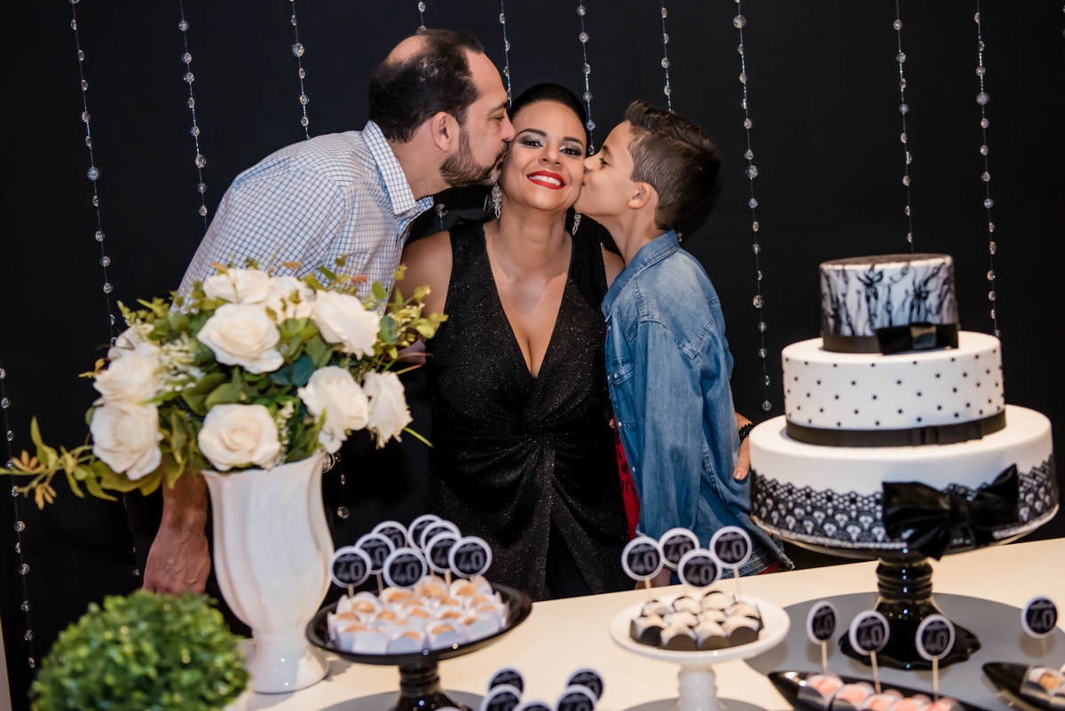 beijo sanduiche na aniversariante