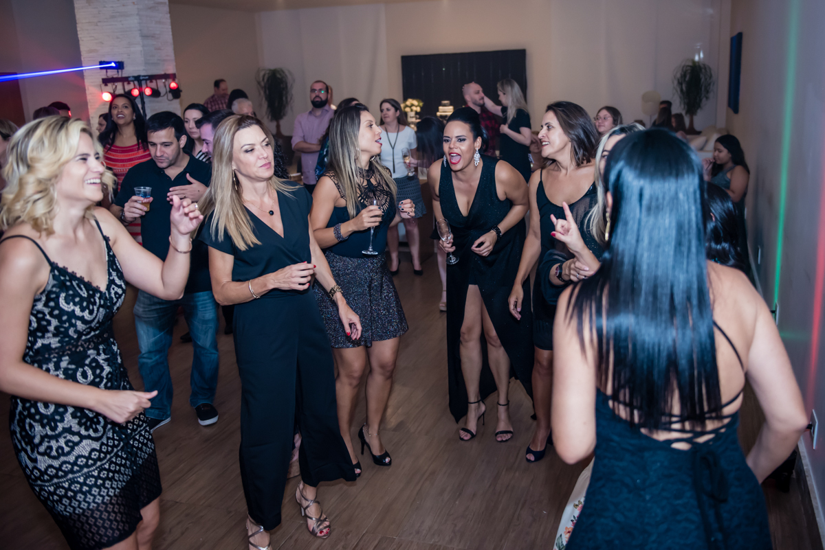 balada animada acontece na festa
