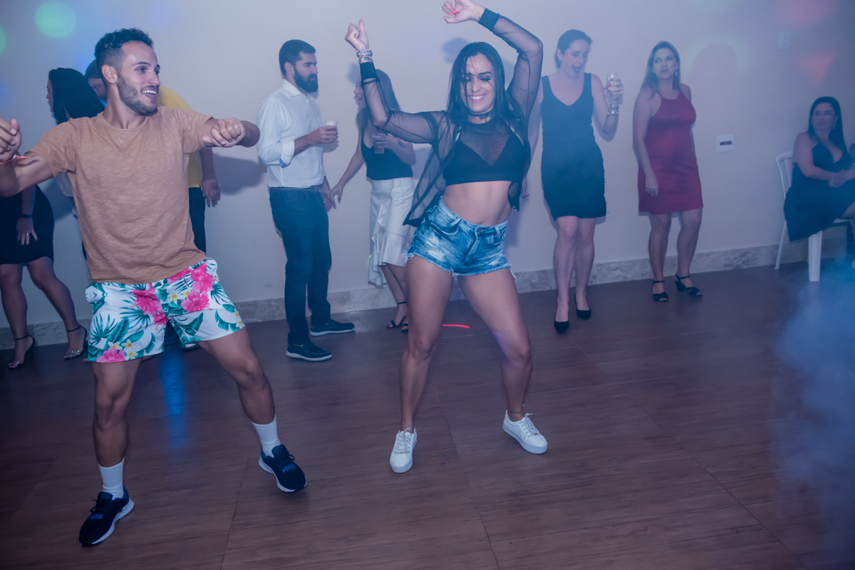 chegou o casal para animar a festa