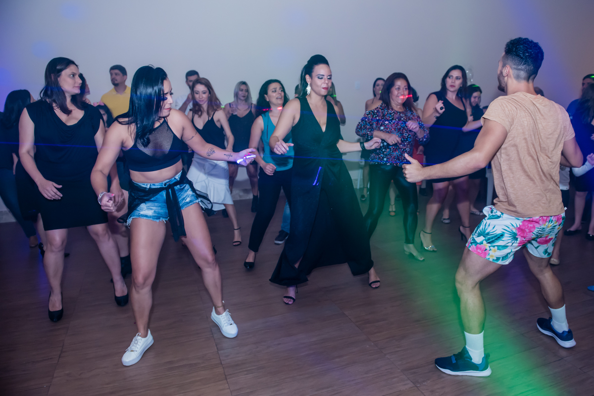 dança coreografada  com os damçarinos