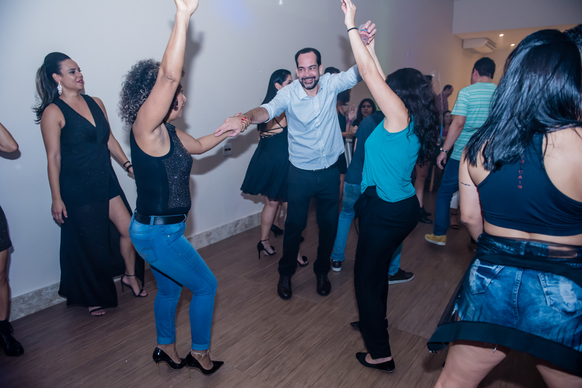 não tem quem não entra na dança