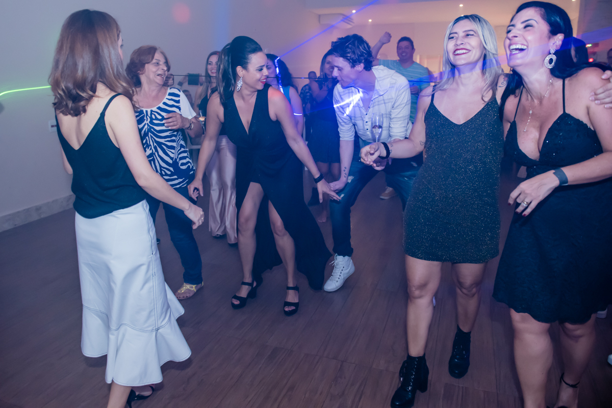a mulherada se joga na balada