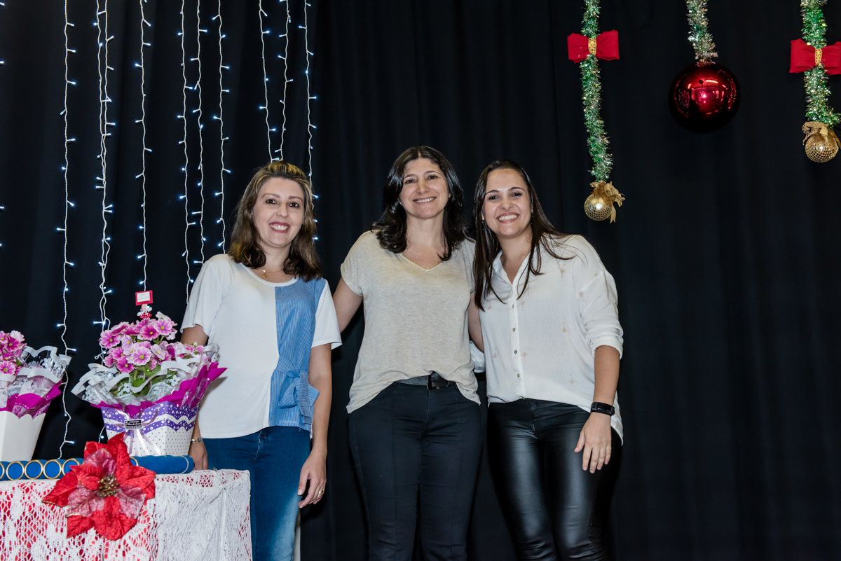 professoras da escola posam para a foto