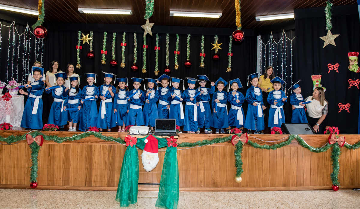 os alunos receberam seu diploma