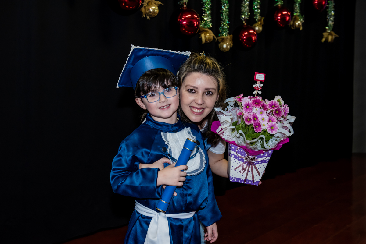 a professora recebe flores do aluno