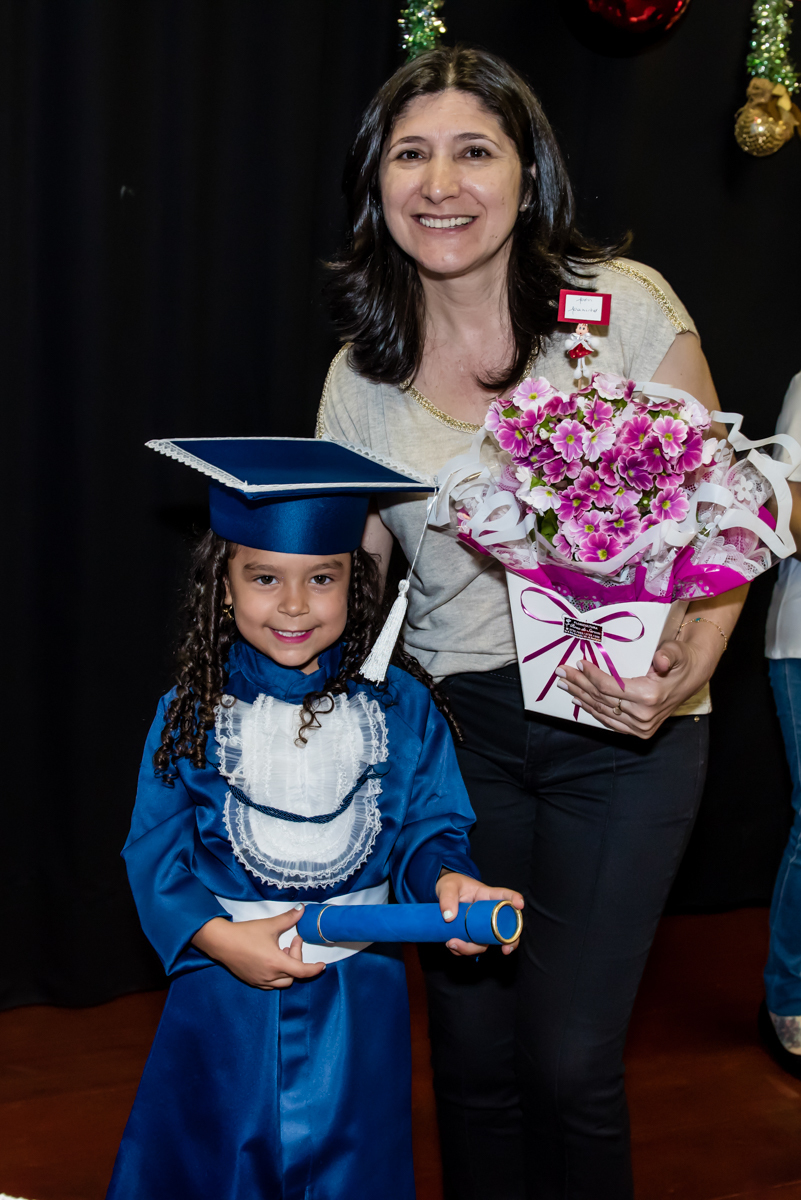 presenteando a professora com buquet de flores