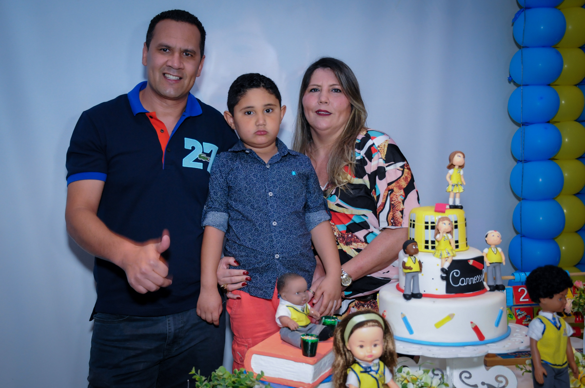 foto da família na mesa decorada carrossel no Buffet Infantil Amazing, Alphaville, São Paulo