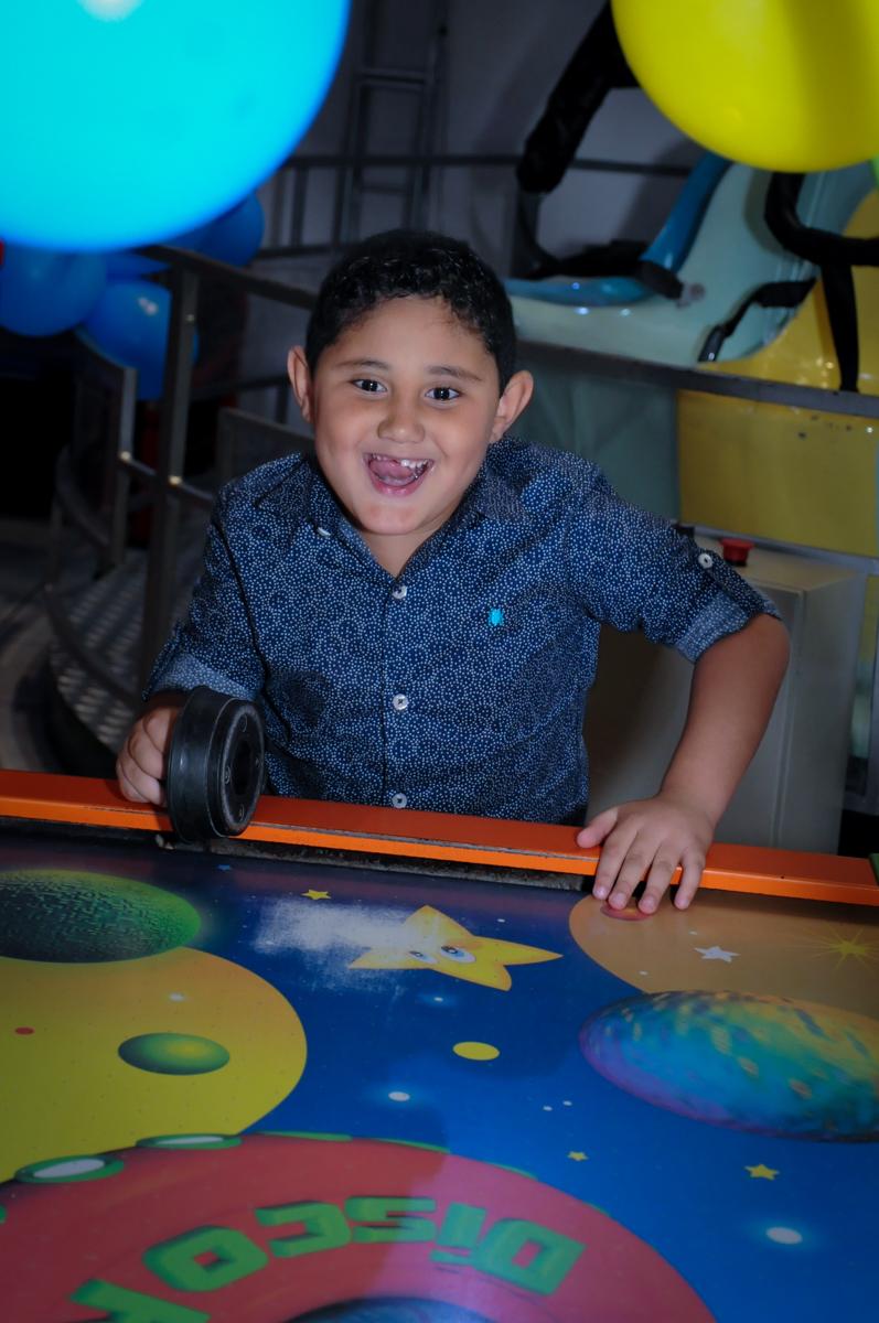 aniversariante brincando no jogo do disco no Buffet Infantil Amazing, Alphaville, São Paulo