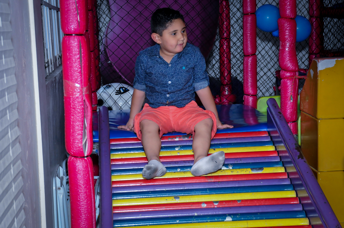 aniversariante no escorregador no Buffet Infantil Amazing, Alphaville, São Paulo