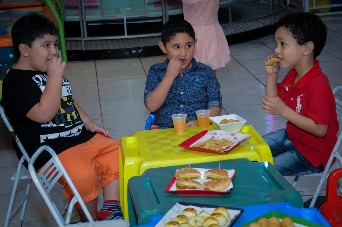 hora do lanchinho no Buffet Infantil Amazing, Alphaville, São Paulo