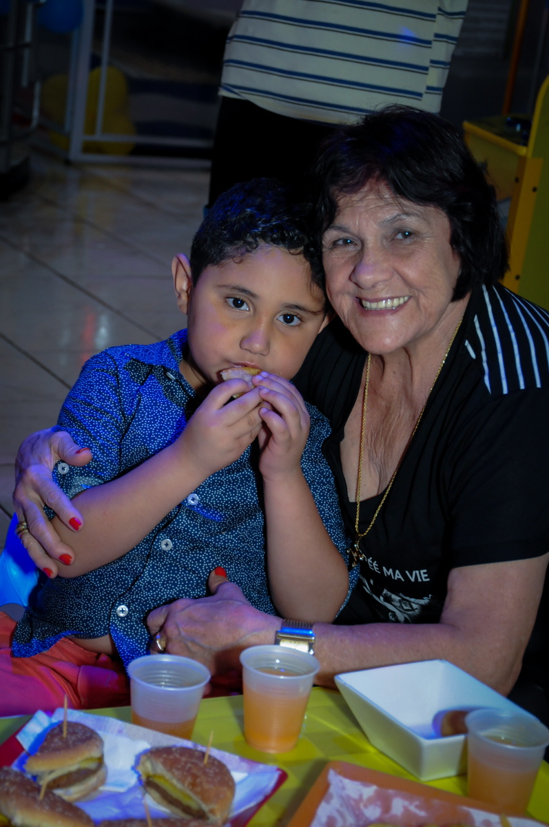 aniversariante com a vó no Buffet Infantil Amazing, Alphaville, São Paulo