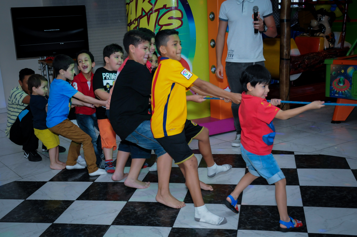 brincadeiras com os  monitores no Buffet Infantil Amazing, Alphaville, São Paulo
