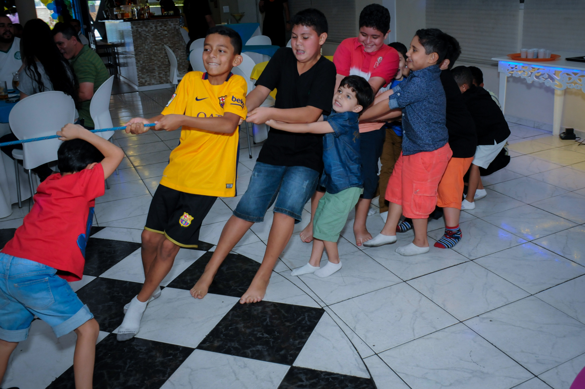 brincadeira com os monitores de puxar a corda no Buffet Infantil Amazing, Alphaville, São Paulo