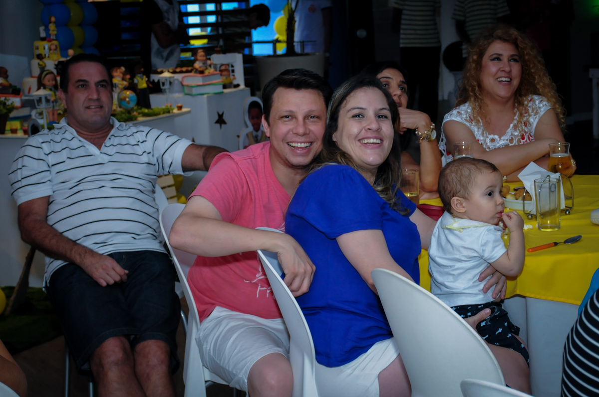 convidados assistindo a retrospectiva no Buffet Infantil Amazing, Alphaville, São Paulo