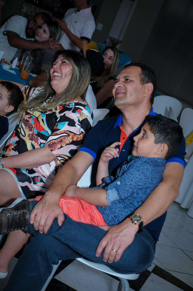 família assistindo a retrospectiva no Buffet Infantil Amazing, Alphaville, São Paulo