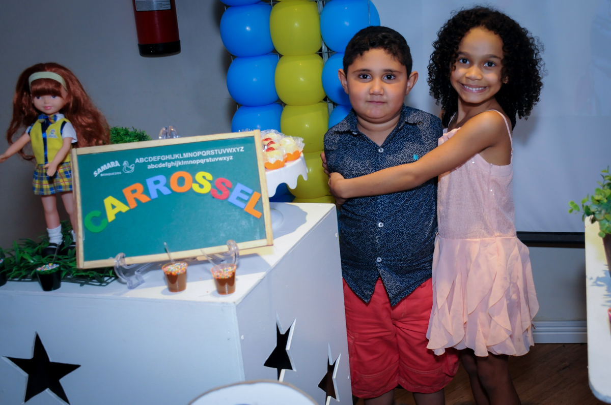 foto com amiguinha namoradinha no Buffet Infantil Amazing, Alphaville, São Paulo