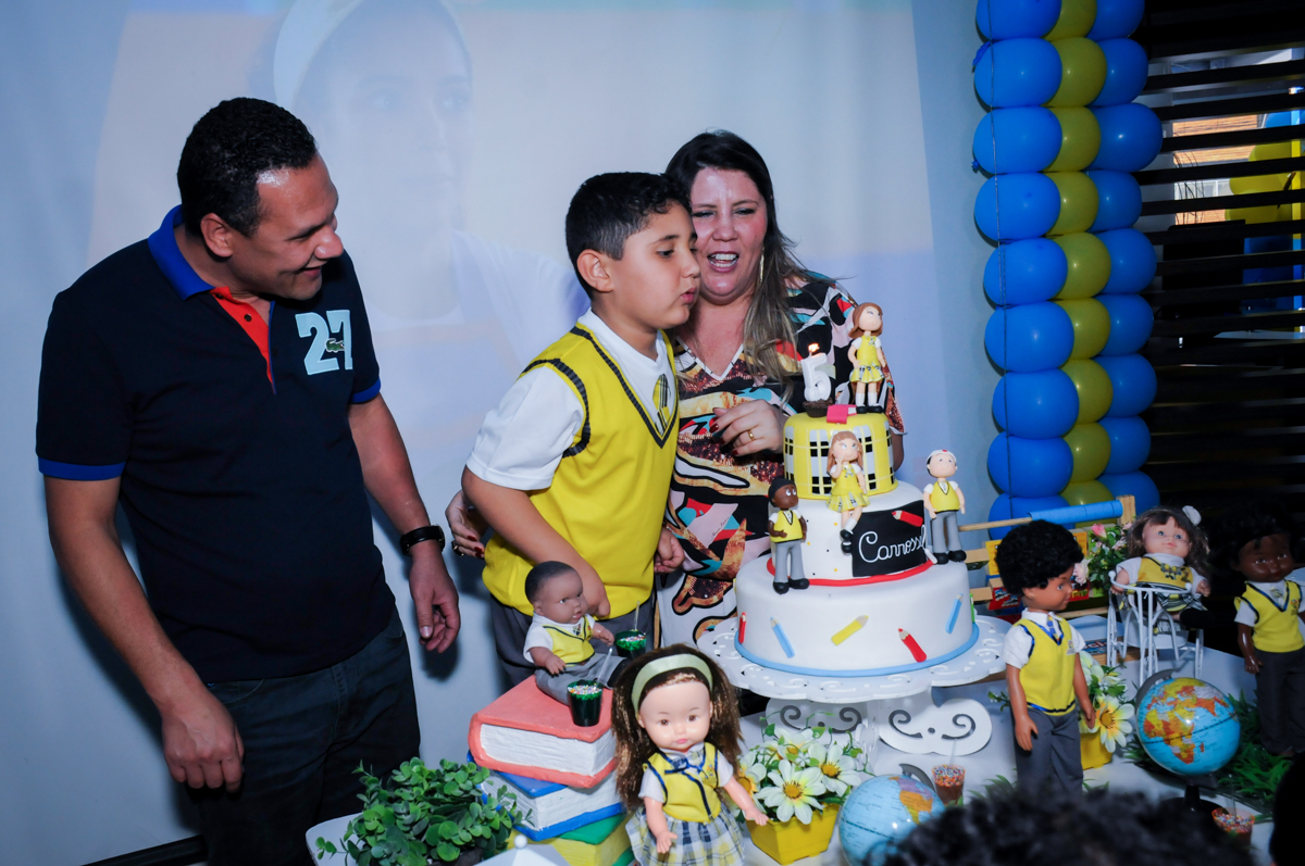 assoprando a velinha do bolo no Buffet Infantil Amazing, Alphaville, São Paulo