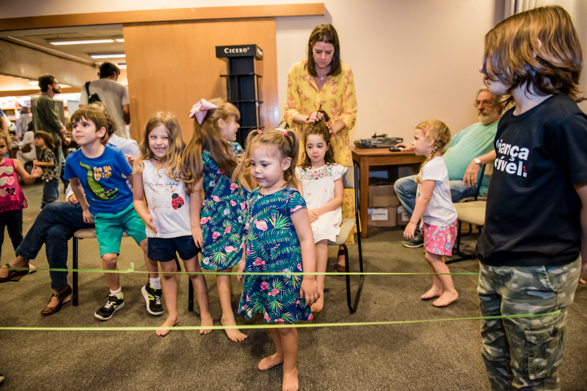 as crianças se divertem com as músicas historias de cantigas de roda